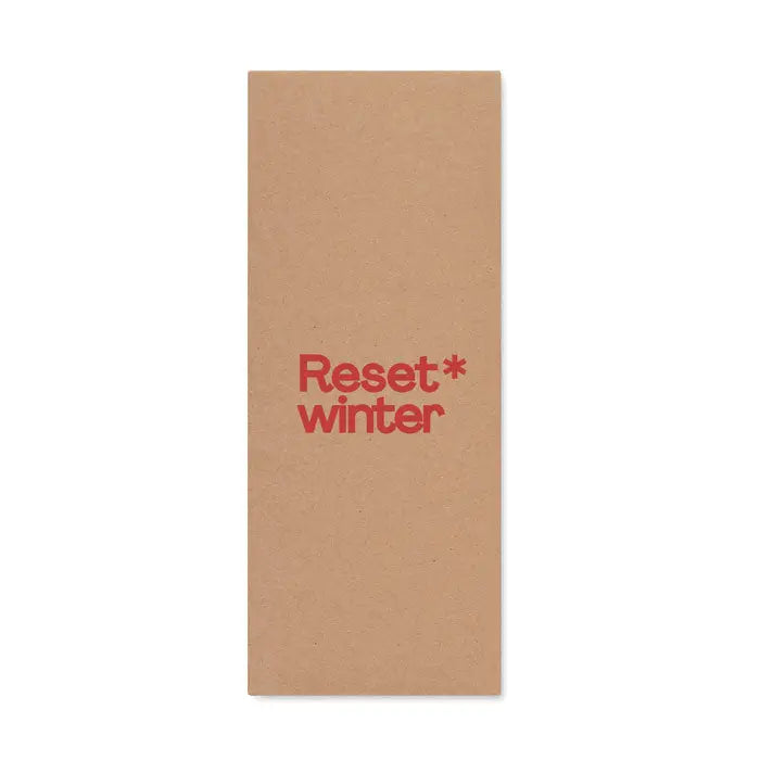 Pachet minimalist din hartie kraft maro cu sosete de craciun l si text reset winter rosu aprins