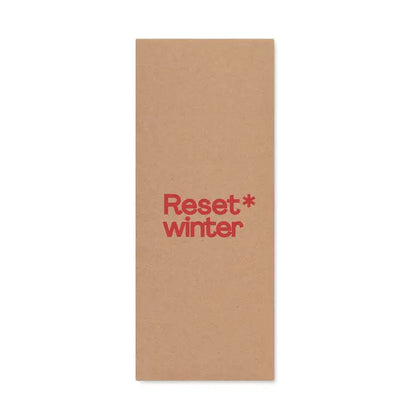 Pachet minimalist din hartie kraft maro cu sosete de craciun l si text reset winter rosu aprins