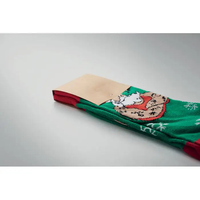 Pereche de sosete de craciun l cu model de ren desenat, verde si rosu, cu fulgi de nea albi pe material textil