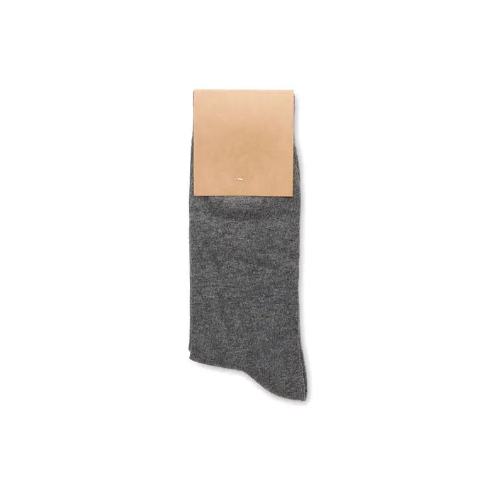 Pereche de sosete m din tricot texturat gri inchis cu eticheta din piele maro deschis la tiv