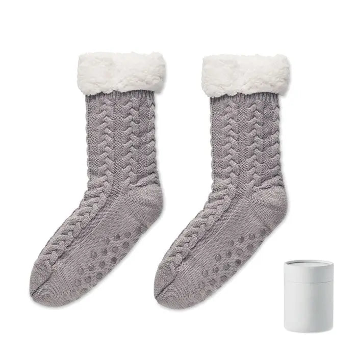 Pereche de sosete papuci l gri cu model tricotat, mansete pufoase albe din blana ecologica si grip texturat pe talpa