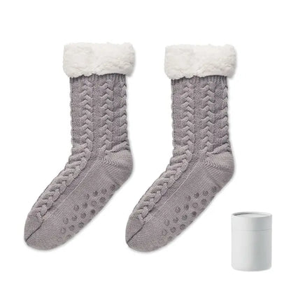 Pereche de sosete papuci l gri cu model tricotat, mansete pufoase albe din blana ecologica si grip texturat pe talpa