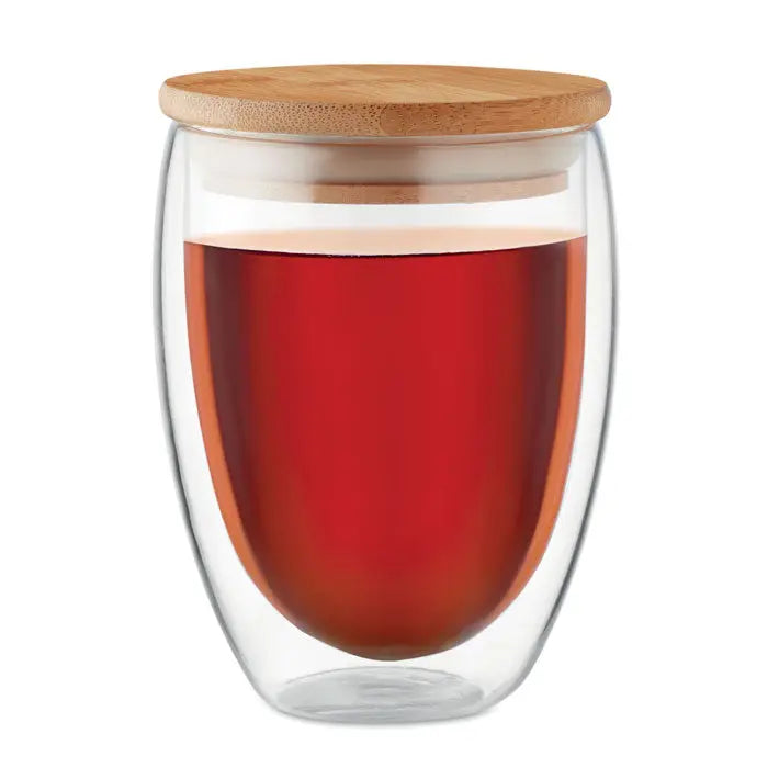 Perete dublu 350 ml pahar din sticla transparenta dubla cu capac din bambus si lichid rosu inauntru
