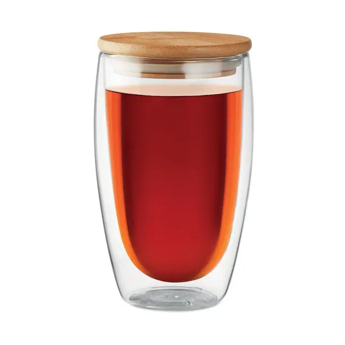 Pahar dublu perete 450 ml din sticla transparenta cu capac din bambus si lichid de culoare chihlimbar