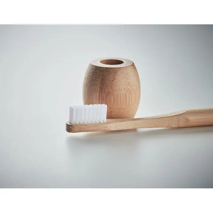 Periuță de dinți din bambus cu peri albi și suport din bambus pentru o igienă dentară ecologică