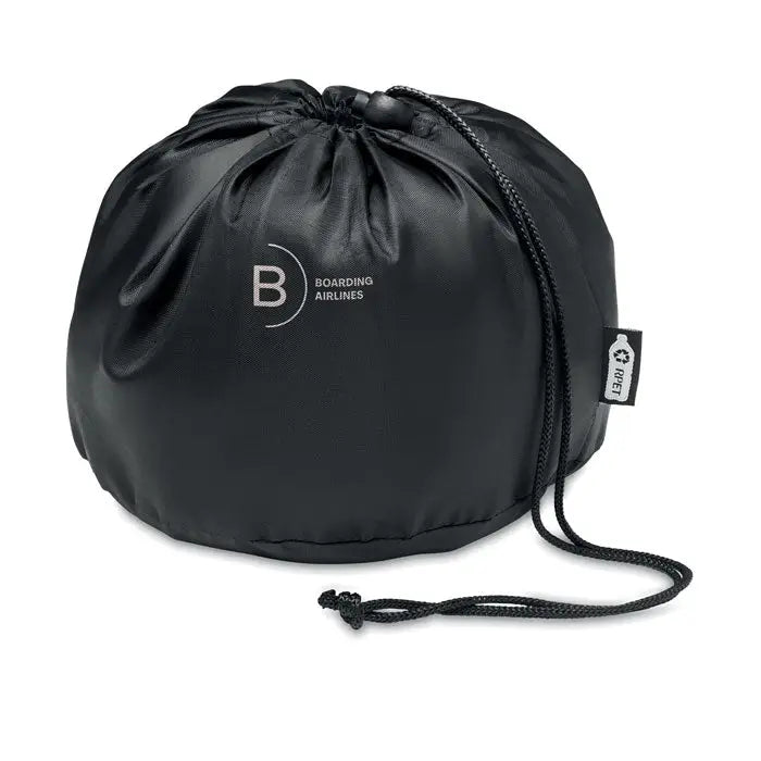 Perna de calatorie din rpet neagra cu design minimalist si logo boarding airlines cu eticheta din material reciclat