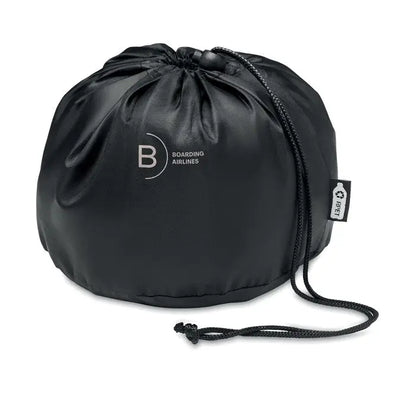 Perna de calatorie din rpet neagra cu design minimalist si logo boarding airlines cu eticheta din material reciclat