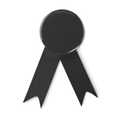 Pin insigna in stil panglica cu panglica satin neagra si medalion circular lucios din material satinat