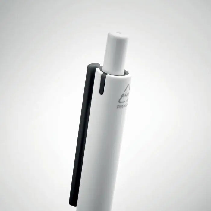 Pix cu buton alb cu clip si capac negru din ABS reciclat cu design minimalist si simbol subtil de reciclare