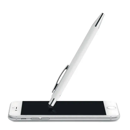 Pix cu stilou antibacterian alb cu clip si varf metalic argintiu asezat diagonal pe un smartphone