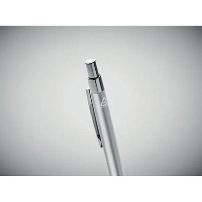 Pix din aluminiu reciclat argintiu metalic cu design minimalist si logo triunghiular subtil langa clips