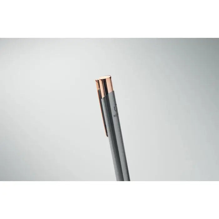 Pix din aluminiu reciclat cu corp mat gri si accente rose gold pe capac si clip, design modern elegant
