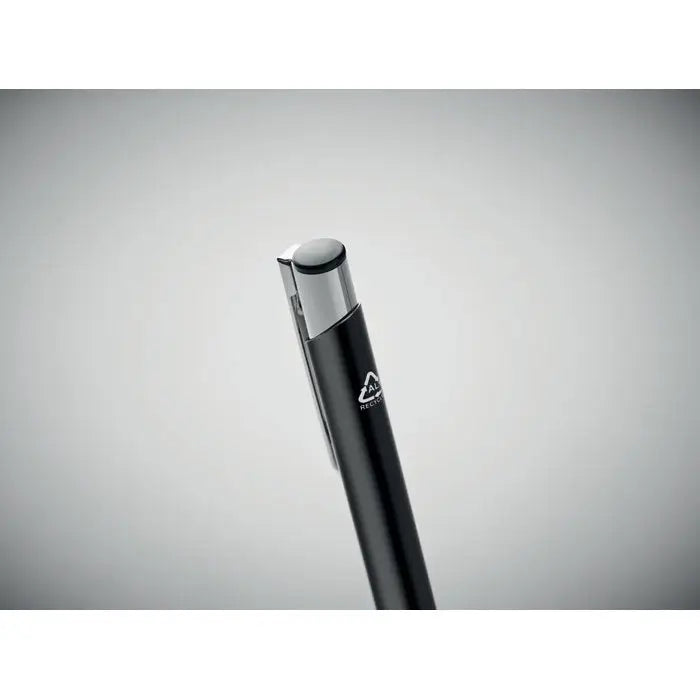 Pix din aluminiu reciclat negru cu clips argintiu si logo subtil de reciclare pe corp