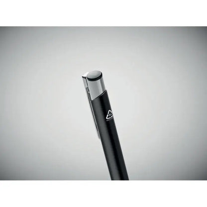 Pix din aluminiu reciclat negru cu clips argintiu si logo subtil de reciclare pe corp