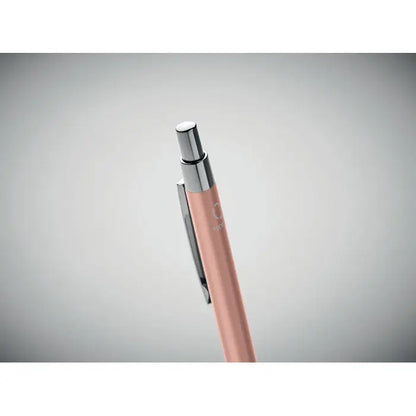 Pix din aluminiu reciclat cu design minimalist, corp roz auriu metalic si clips argintiu pentru scris pilot