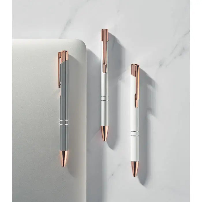 Pix din aluminiu reciclat cu trei pixuri elegante cu corp metalic argintiu gri alb si accente rose gold