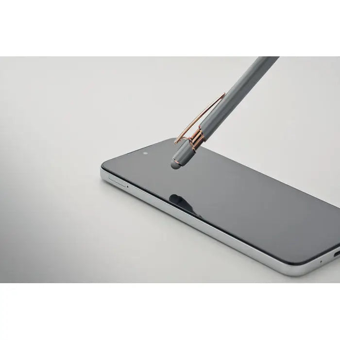 Pix din aluminiu reciclat gri cu accente roz aurii alaturi de un smartphone argintiu aspect modern si elegant