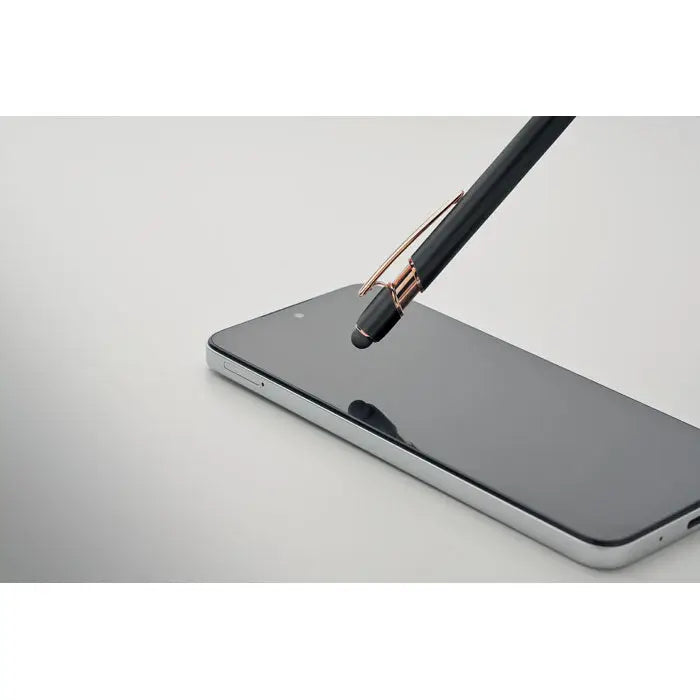 Pix din aluminiu reciclat negru cu accente rose gold pe smartphone argintiu elegant