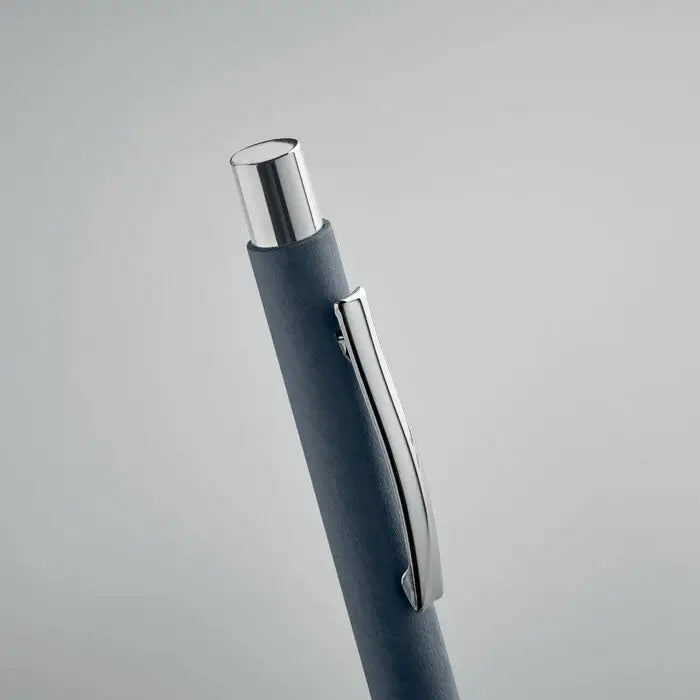 Stilou elegant din piele bleumarin cu clips metalic argintiu pentru pix din hartie reciclata