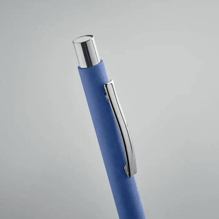 Pix din hartie reciclata cu corp albastru din piele si clip metalic argintiu ideal pentru scris