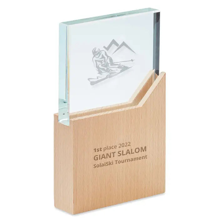 Placa cu premiu din sticla transparenta cu design ski si baza de lemn inscriptie 1st place 2022 giant slalom