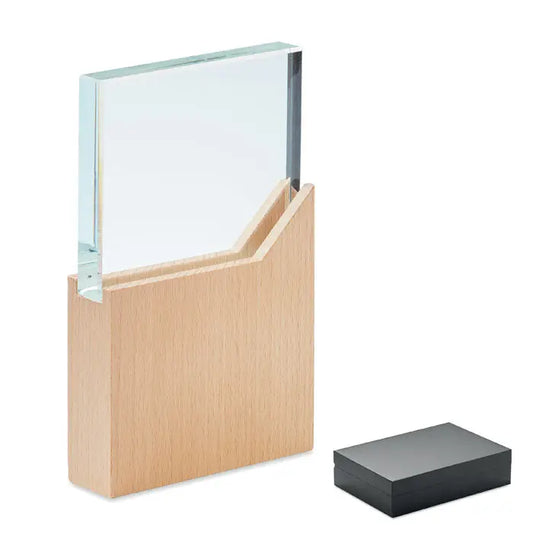 Placa cu premiu din sticla transparenta montata pe suport din lemn deschis si cutie neagra de prezentare