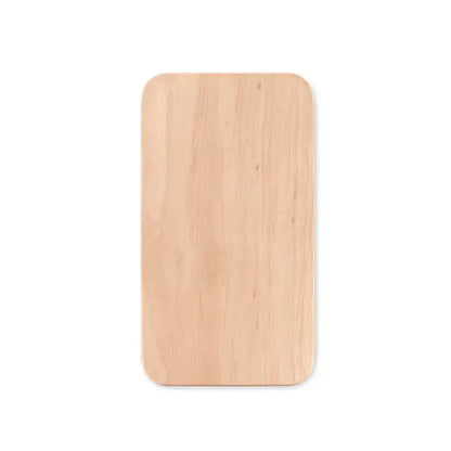 Placa de taiat mica din lemn deschis la culoare cu margini rotunjite si finisaj natural neted