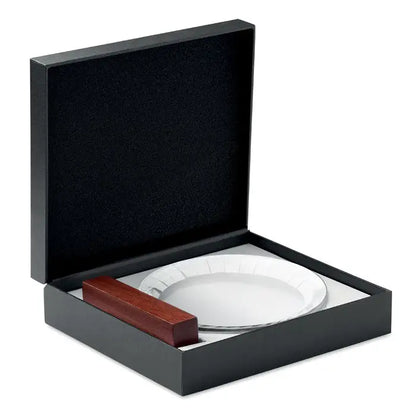 Placa rotunda de premiu cu scrumiera alba ceramica cu margine fluturata in cutie neagra cu taietor de trabuc din lemn