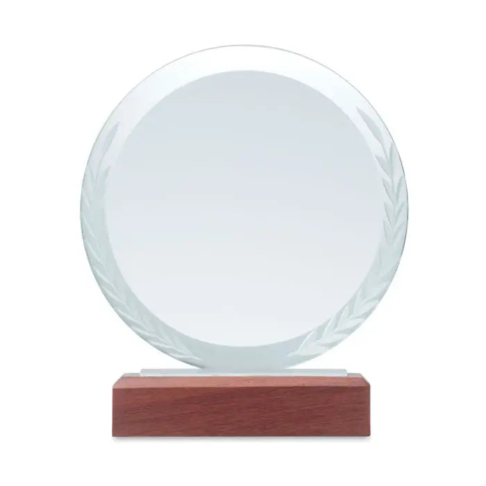 Placa rotunda de premiu din sticla clara cu design gravat de frunze de laur pe suport de lemn lustruit