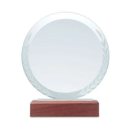 Placa rotunda de premiu din sticla clara cu design gravat de frunze de laur pe suport de lemn lustruit