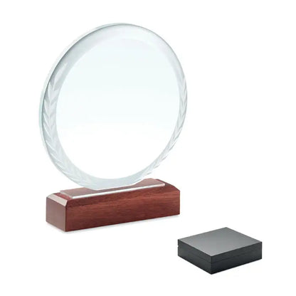 Placa rotunda de premiu din sticla clara cu model gravat frunze pe margine si baza din lemn lustruit