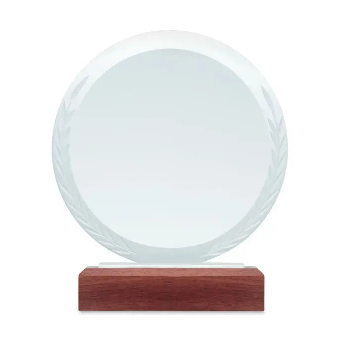 Placa rotunda de premiu din sticla clara cu design gravat de frunze de lauri montata pe baza din lemn lustruit
