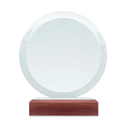 Placa rotunda de premiu din sticla clara cu design gravat de frunze de lauri montata pe baza din lemn lustruit