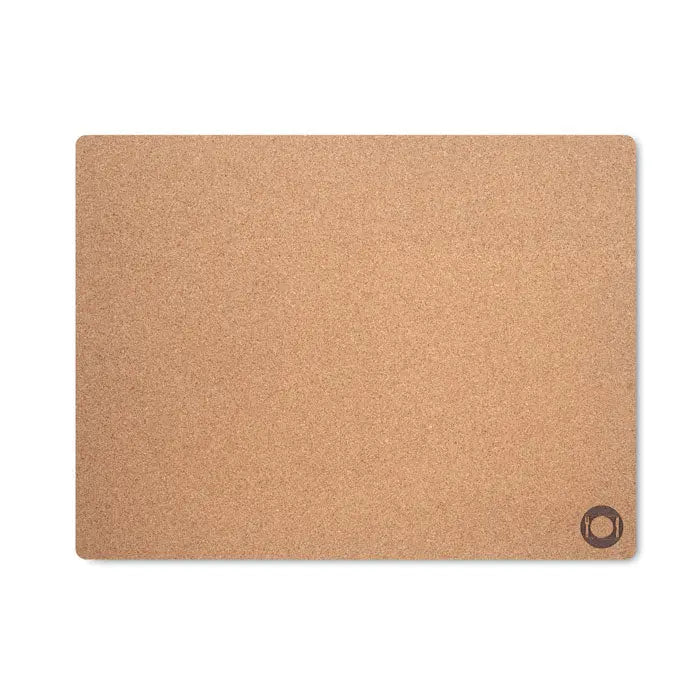 Placemat din pluta dreptunghiular cu suprafata texturata subtil si logo mic rotund in coltul din dreapta jos