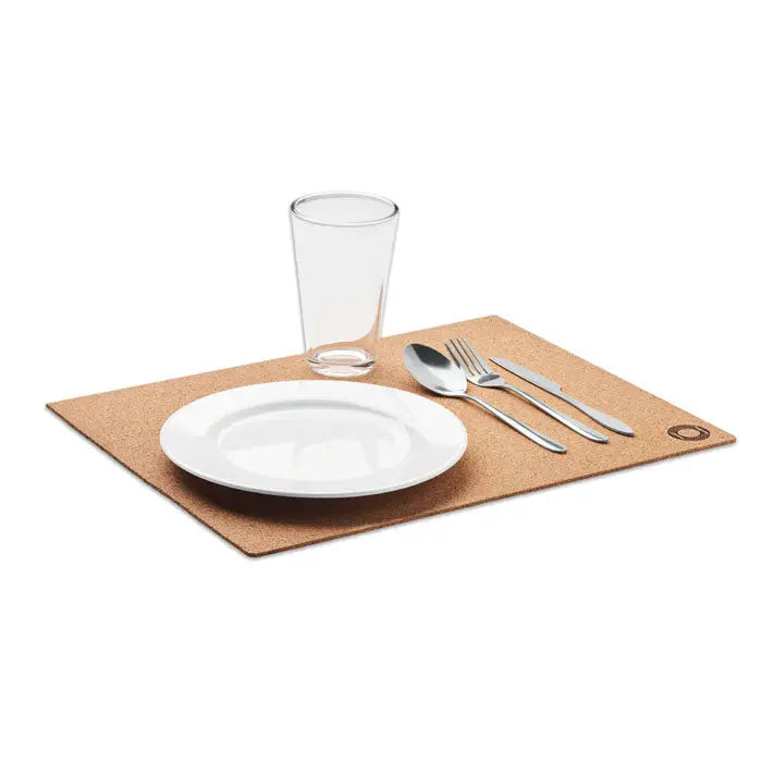 Placemat din pluta maro cu logo circular subtil in colt pentru protectie si decor masa