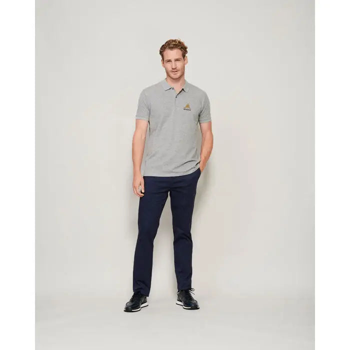Un bărbat poartă un tricou polo heather gri deschis planet men polo 170g cu logo brodat mic pe piept