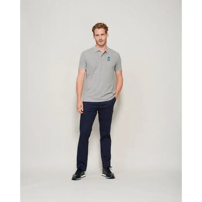 Bărbat purtând tricou polo gri planet men 170g cu logo mic brodat pe pieptul stâng