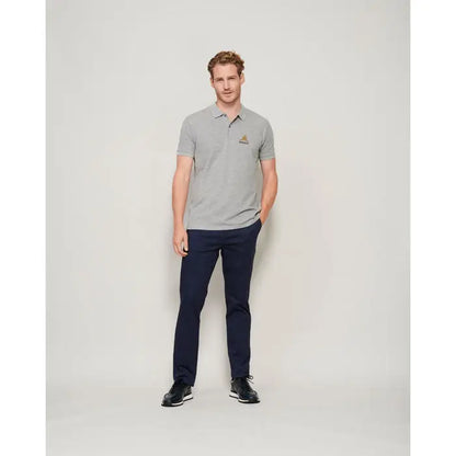 Un bărbat poartă un tricou polo planet men heather gri deschis cu mâneci scurte și logo mic brodat pe piept