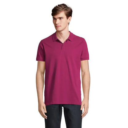 Un bărbat poartă un polo solid magenta cu mâneci scurte planet men polo 170g cu guler clasic și nasturi