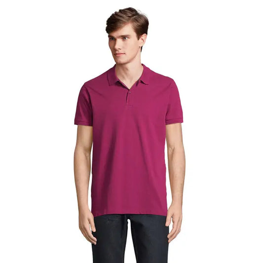 Un bărbat poartă un polo solid magenta cu mâneci scurte planet men polo 170g cu guler clasic și nasturi