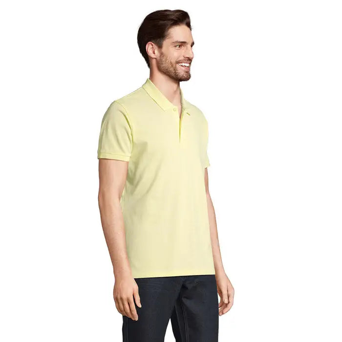Un bărbat poartă un polo pale galben cu mâneci scurte și guler clasic din material de 170g planet men polo