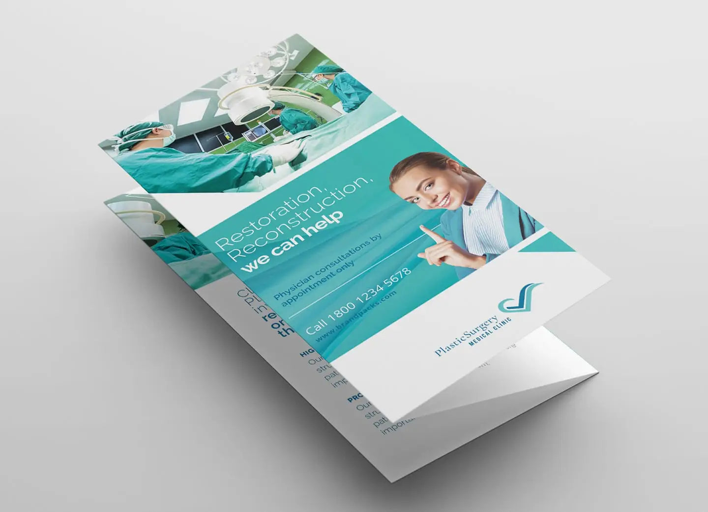 Broșură pliantă teal și albă tri-fold pentru chirurgie estetică cu imagini cu chirurgi în halate verzi și femeie zâmbitoare care arată pliante a4 față-verso