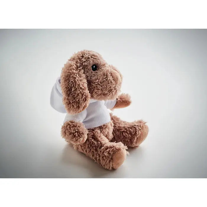 Plus de caine de plus brown plush purtand un hanorac alb din bumbac moale