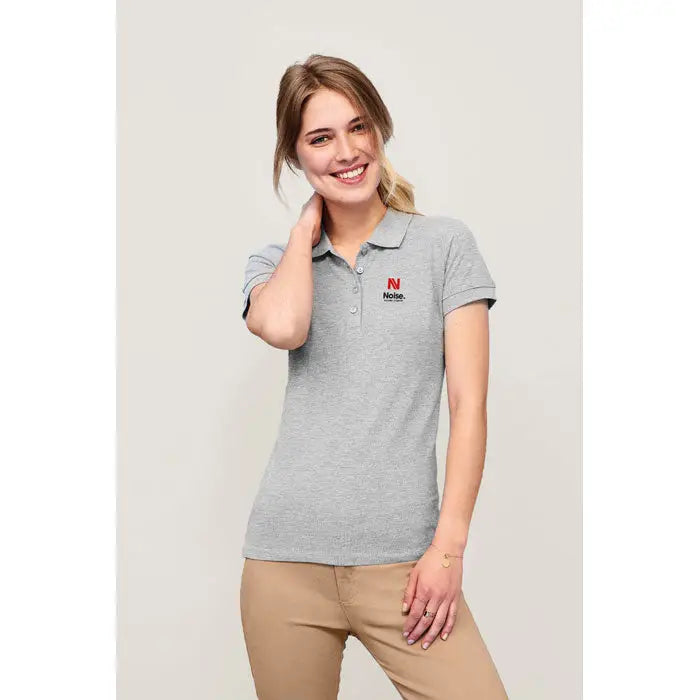 Tricou polo dama poarta gri cu logo mic rosu si negru noise pe piept material heathered confortabil