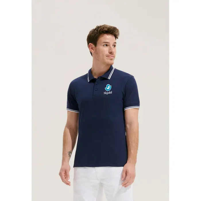 Polo baRbati pasadena 200 bleumarin cu bordură albă pe guler și mâneci, logo brodat albastru deschis skjold
