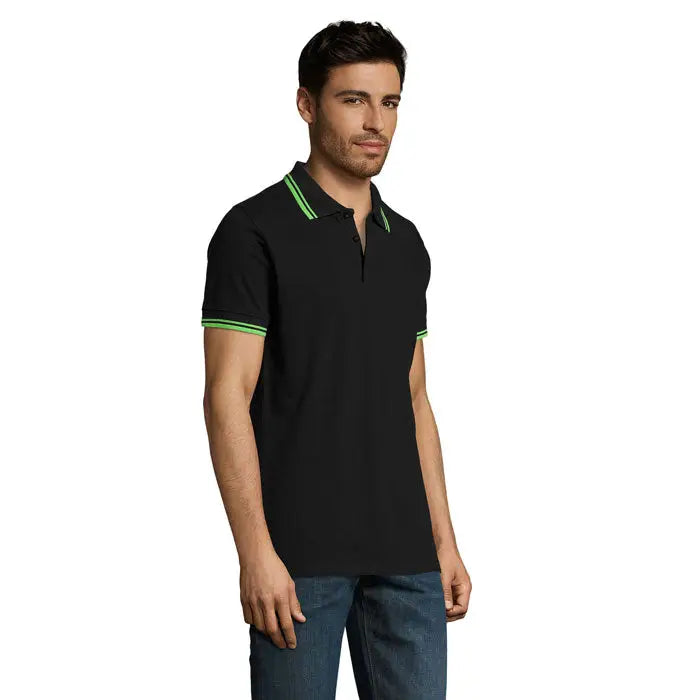 Poartă un tricou polo barbati pasadena 200 negru cu margini verzi la guler și manșete din bumbac