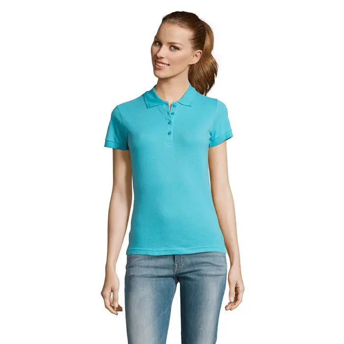 O femeie poartă un tricou polo dama passion 170 verde teal cu mâneci scurte și guler clasic cu nasturi