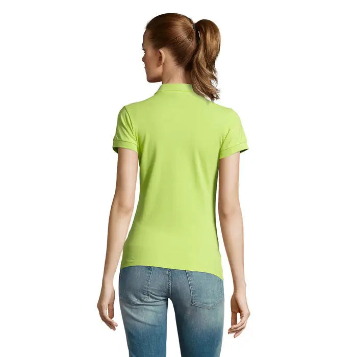O femeie poartă un tricou polo dama passion 170 lime verde cu mâneci scurte și guler clasic din material comod