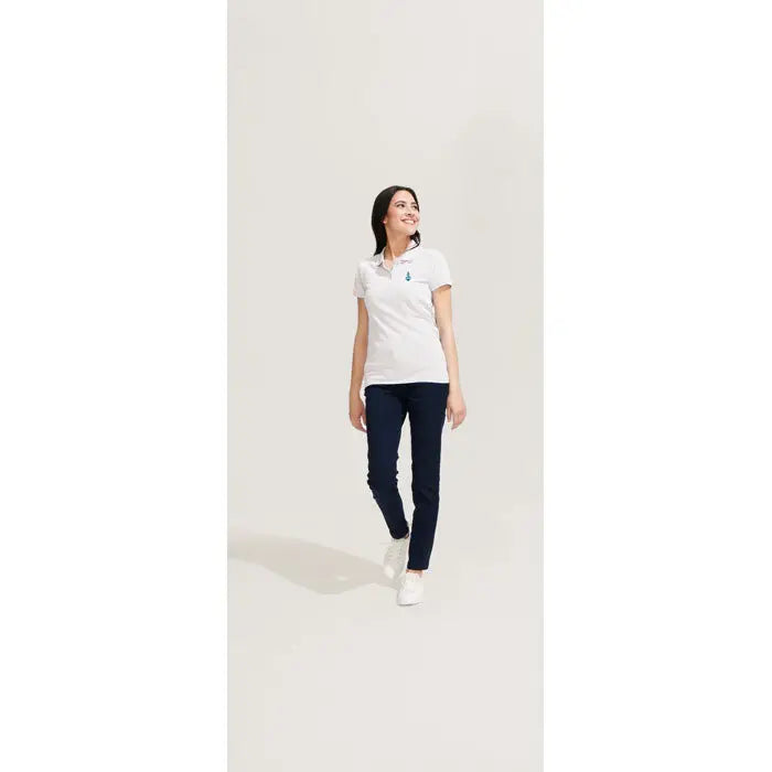Tricou polo alb femeie cu logo mic brodat pe piept și material confortabil potrivit pentru ținute casual