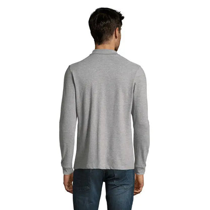 Bărbat purtând un polo perfect lsl heather gri cu guler clasic și cusături îngrijite în material confortabil